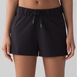 Lululemon On The Fly Short in Black Size 8